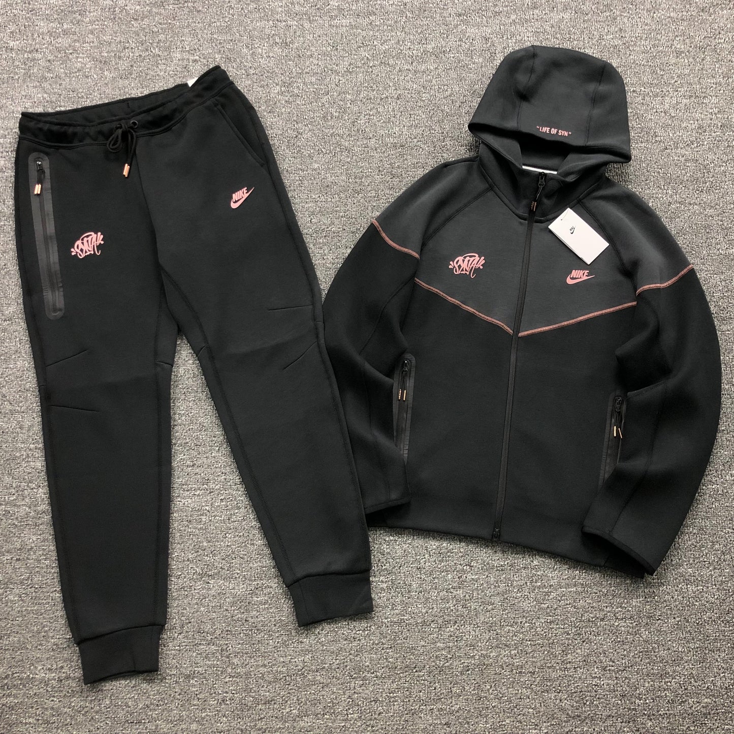 Conjunto Tech Fleece Nike x Syna World