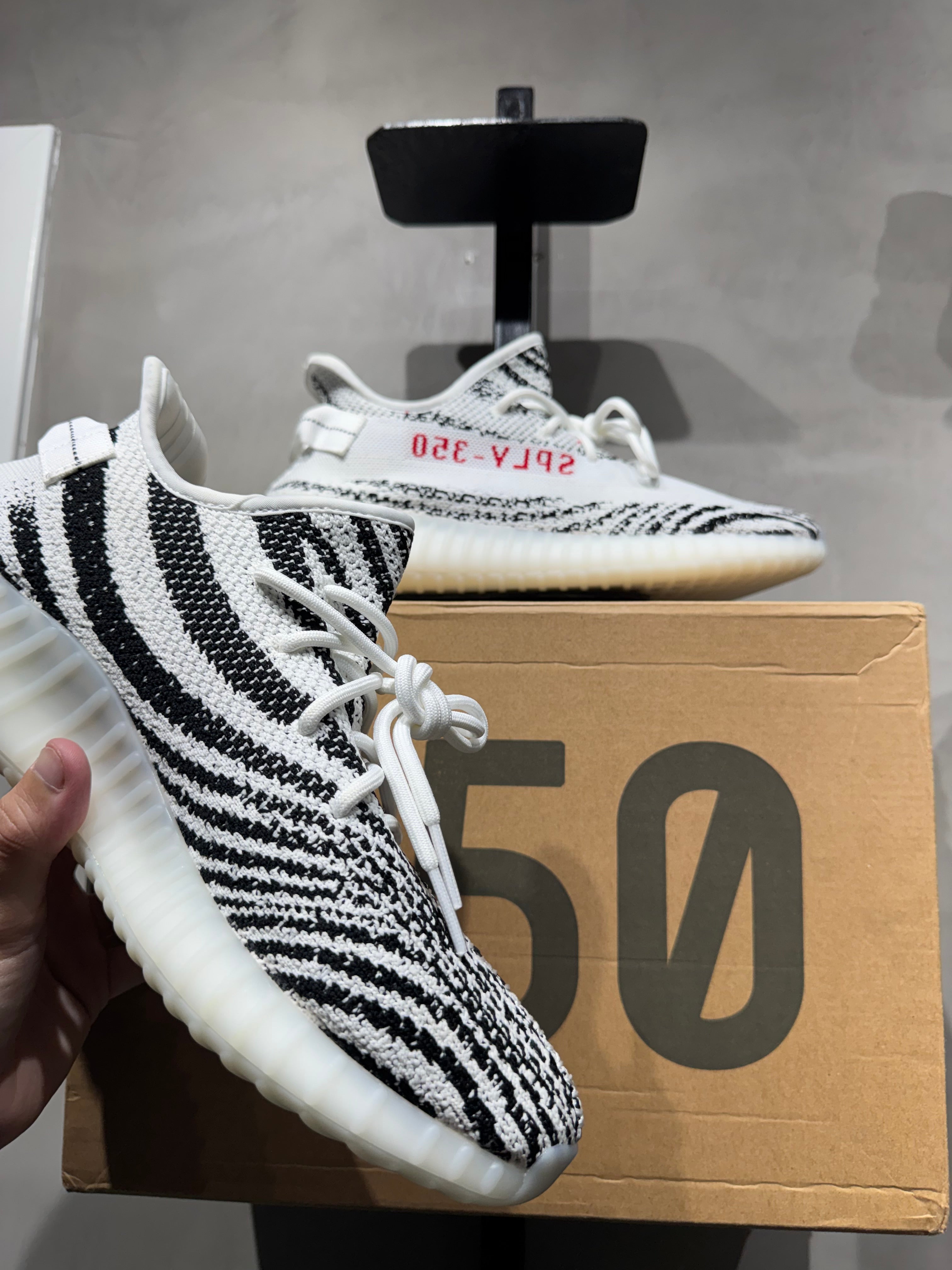 Tênis Adidas Yeezy 350v2 Zebra
