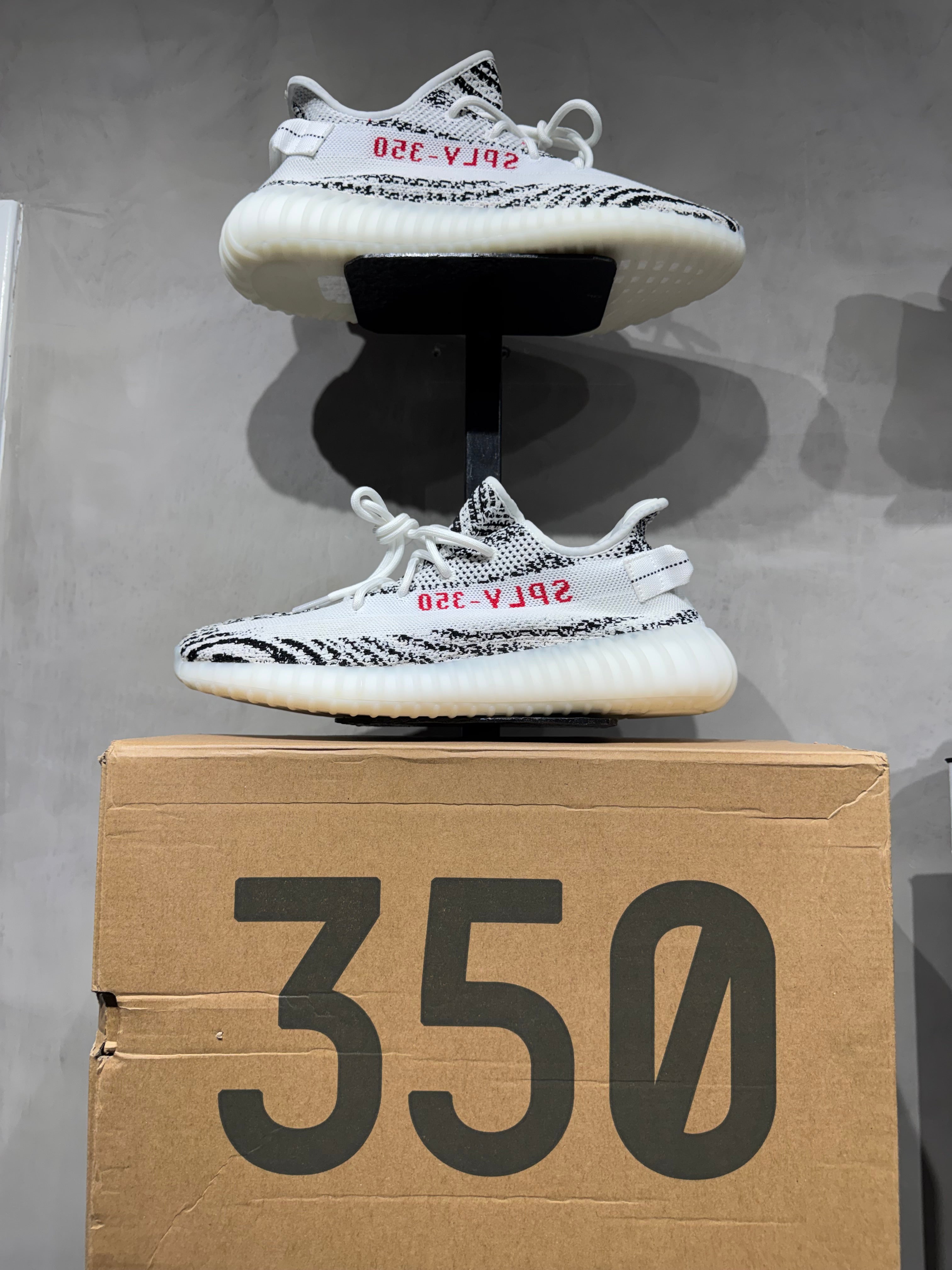 Tênis Adidas Yeezy 350v2 Zebra