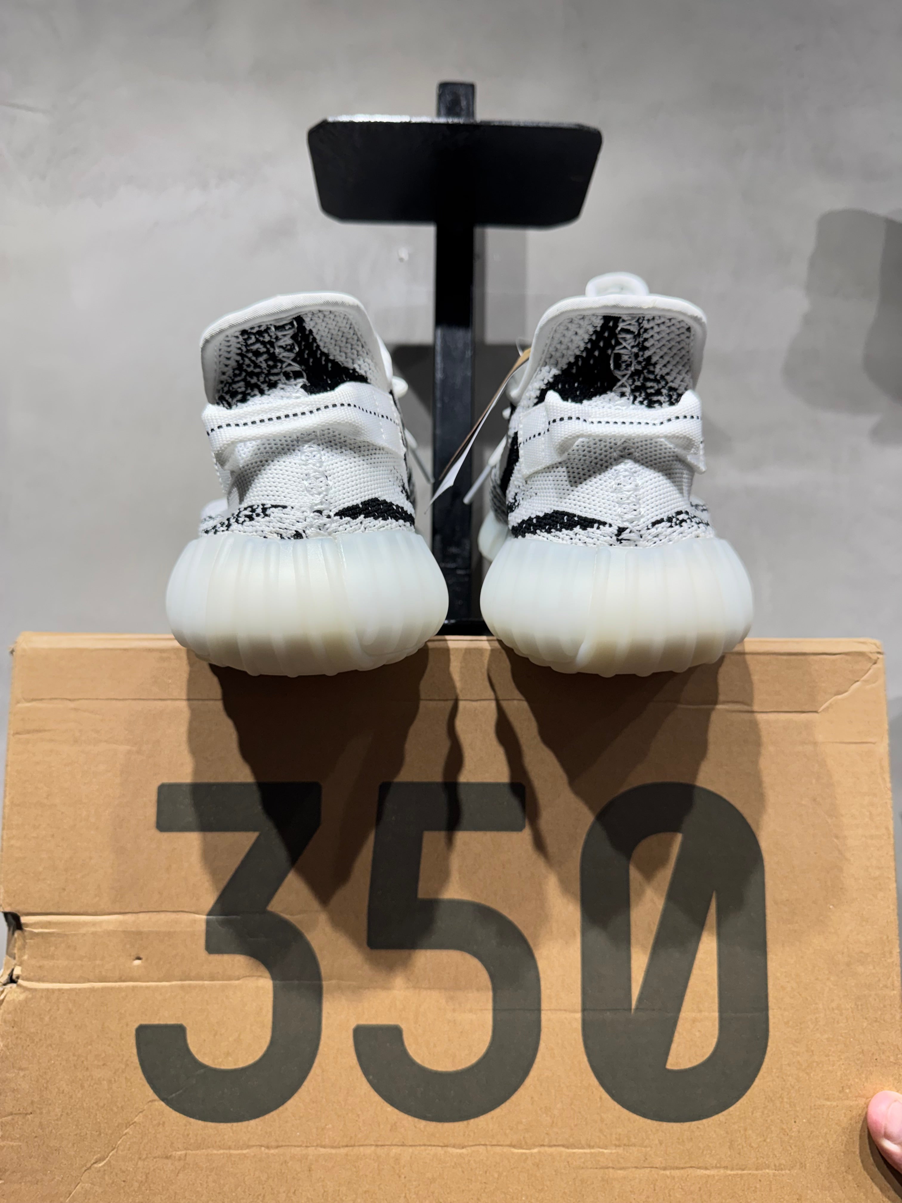 Tênis Adidas Yeezy 350v2 Zebra