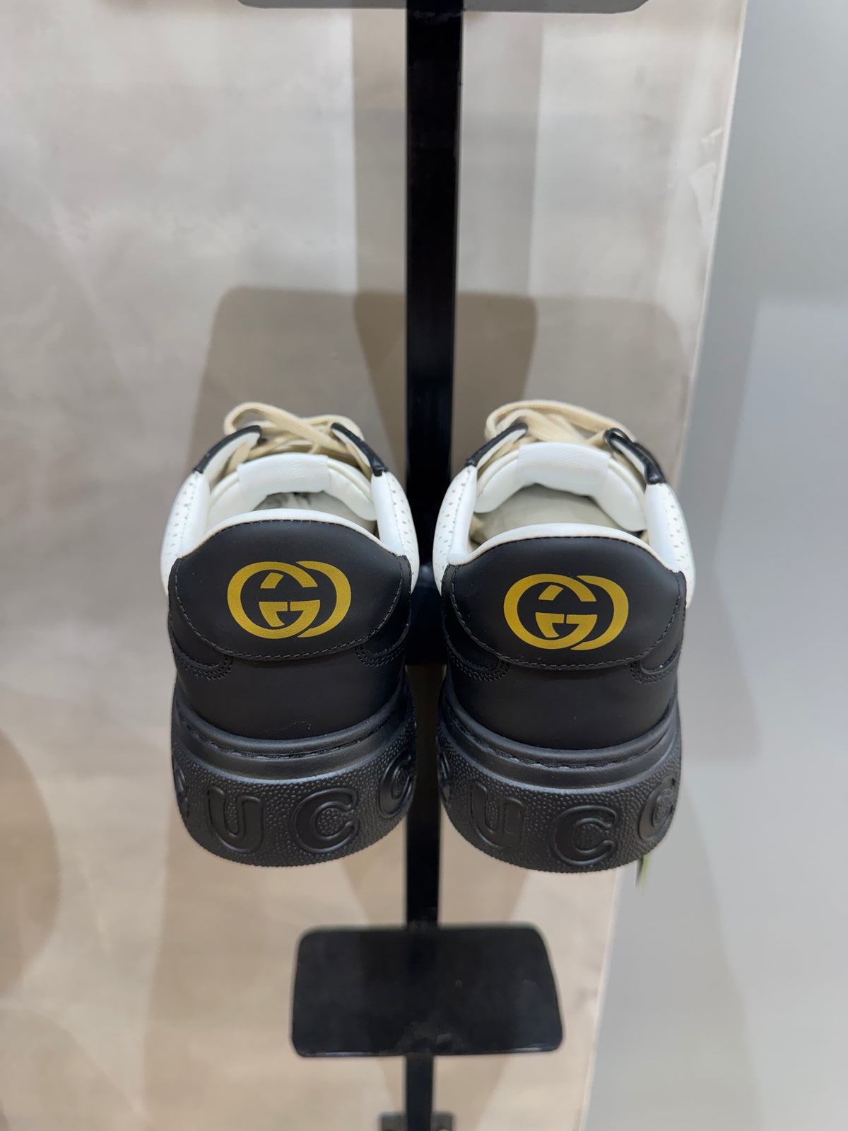 Tênis Gucci GG Embossed White and Black Leather