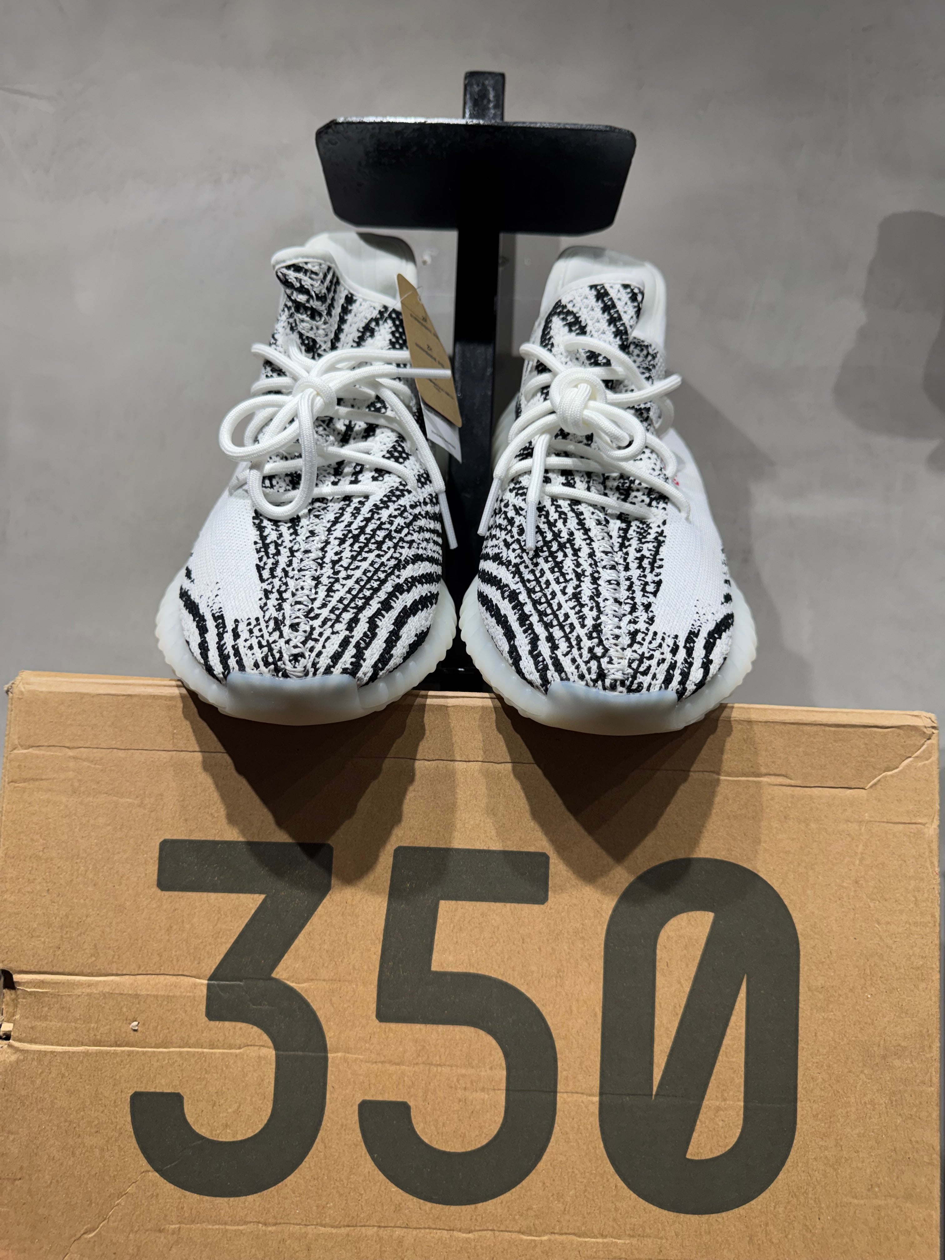 Tênis Adidas Yeezy 350v2 Zebra
