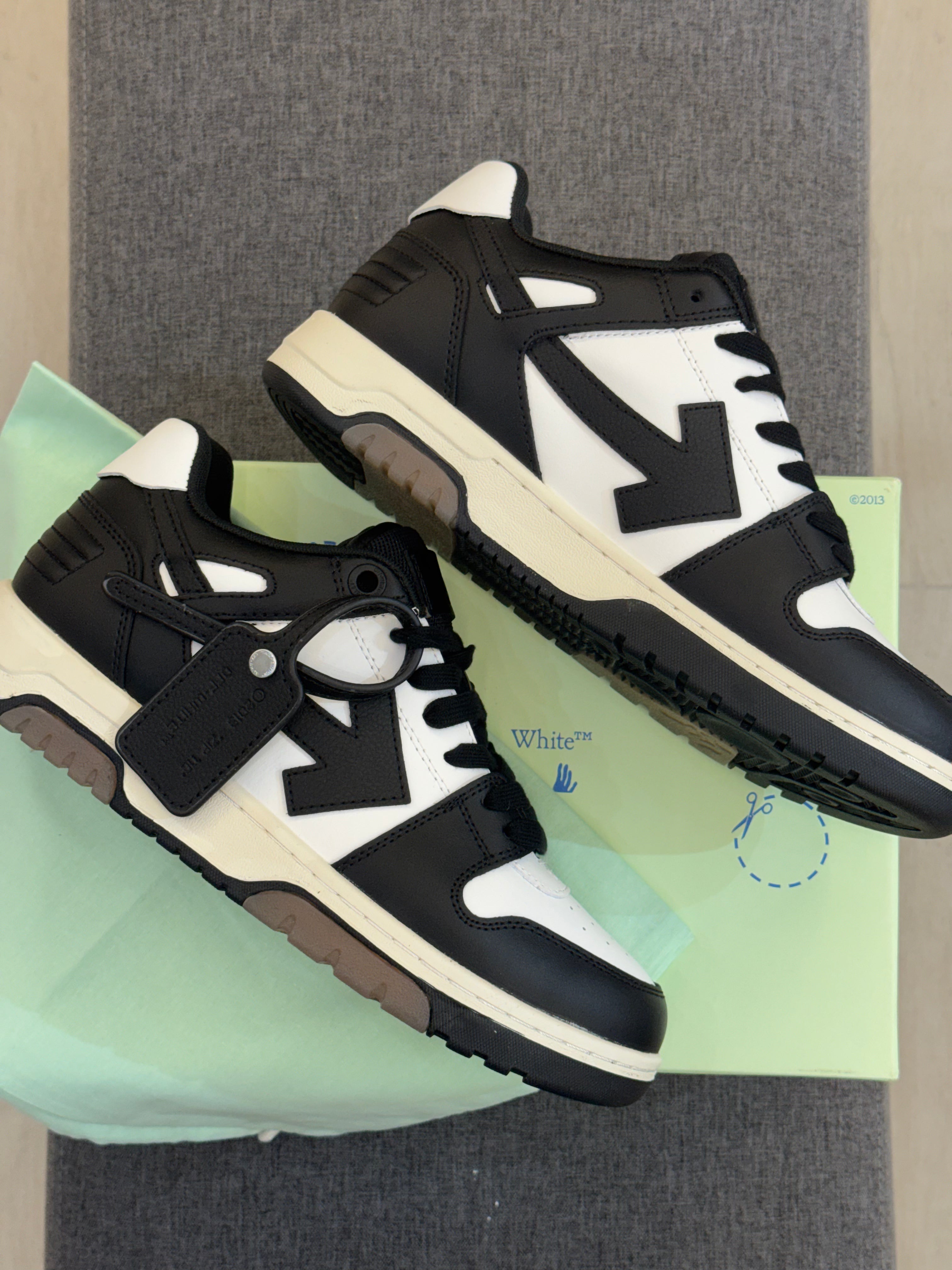 Tênis Off-White Out Of Office Black and White