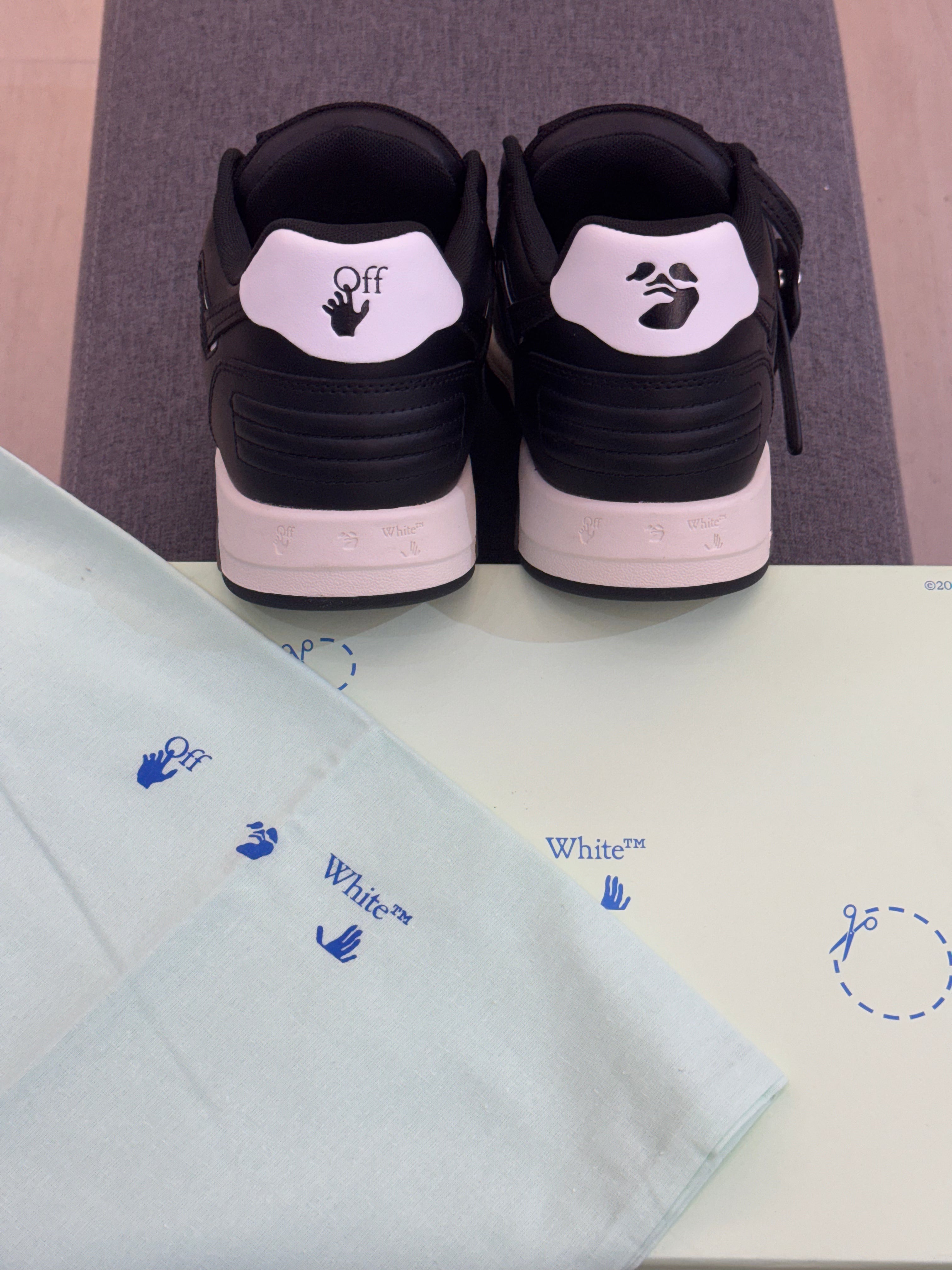 Tênis Off-White Out Of Office Black and White