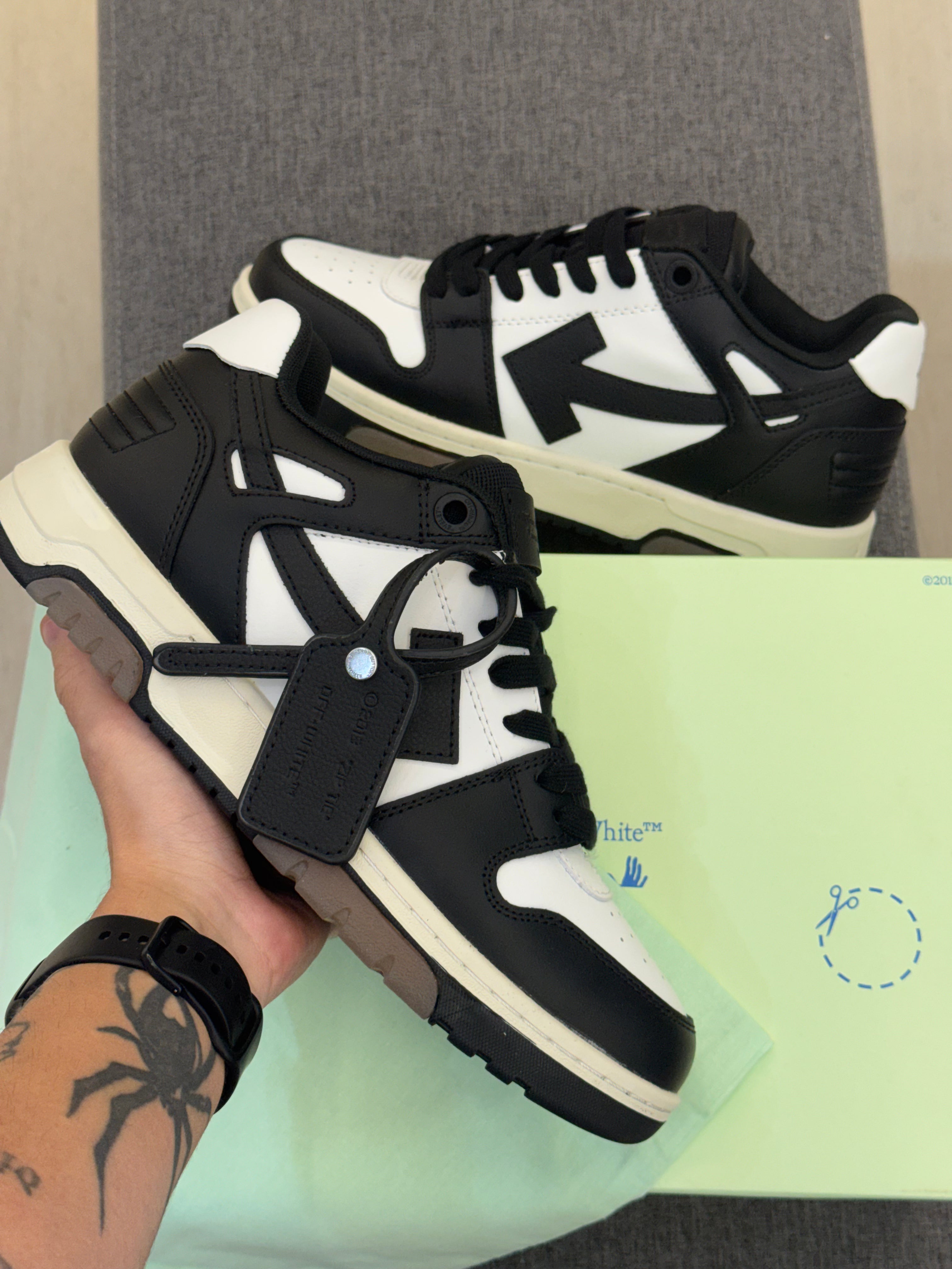 Tênis Off-White Out Of Office Black and White