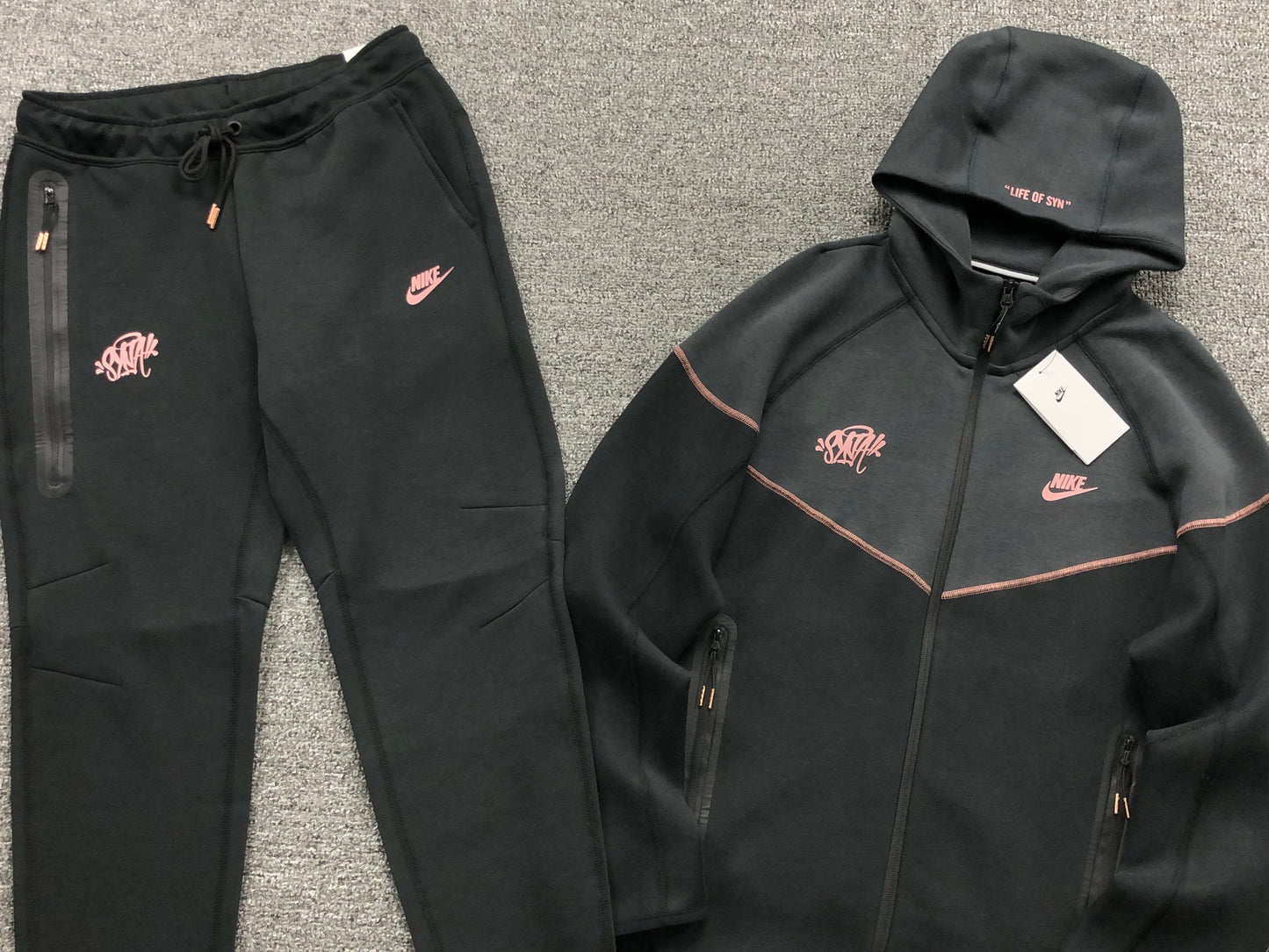 Conjunto Tech Fleece Nike x Syna World